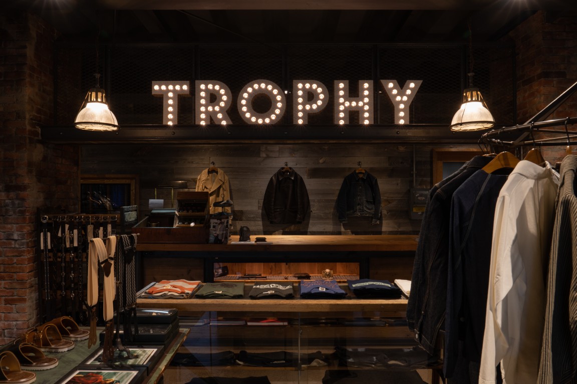 TROPHY店内３ (中)